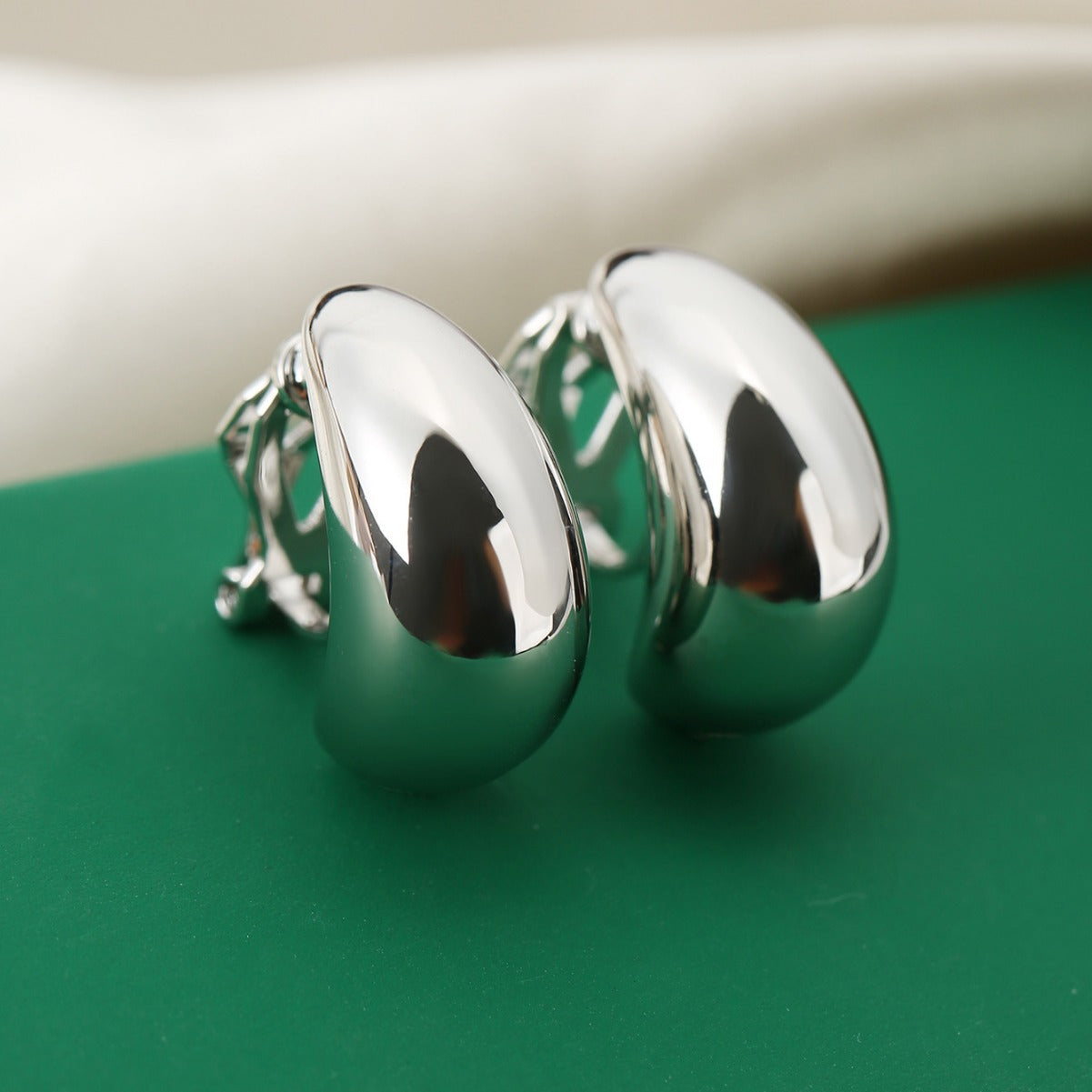 French-style Minimalist Luxury Waterdrop-shaped Ear Clips, No Piercing Required, High-end Aesthetic