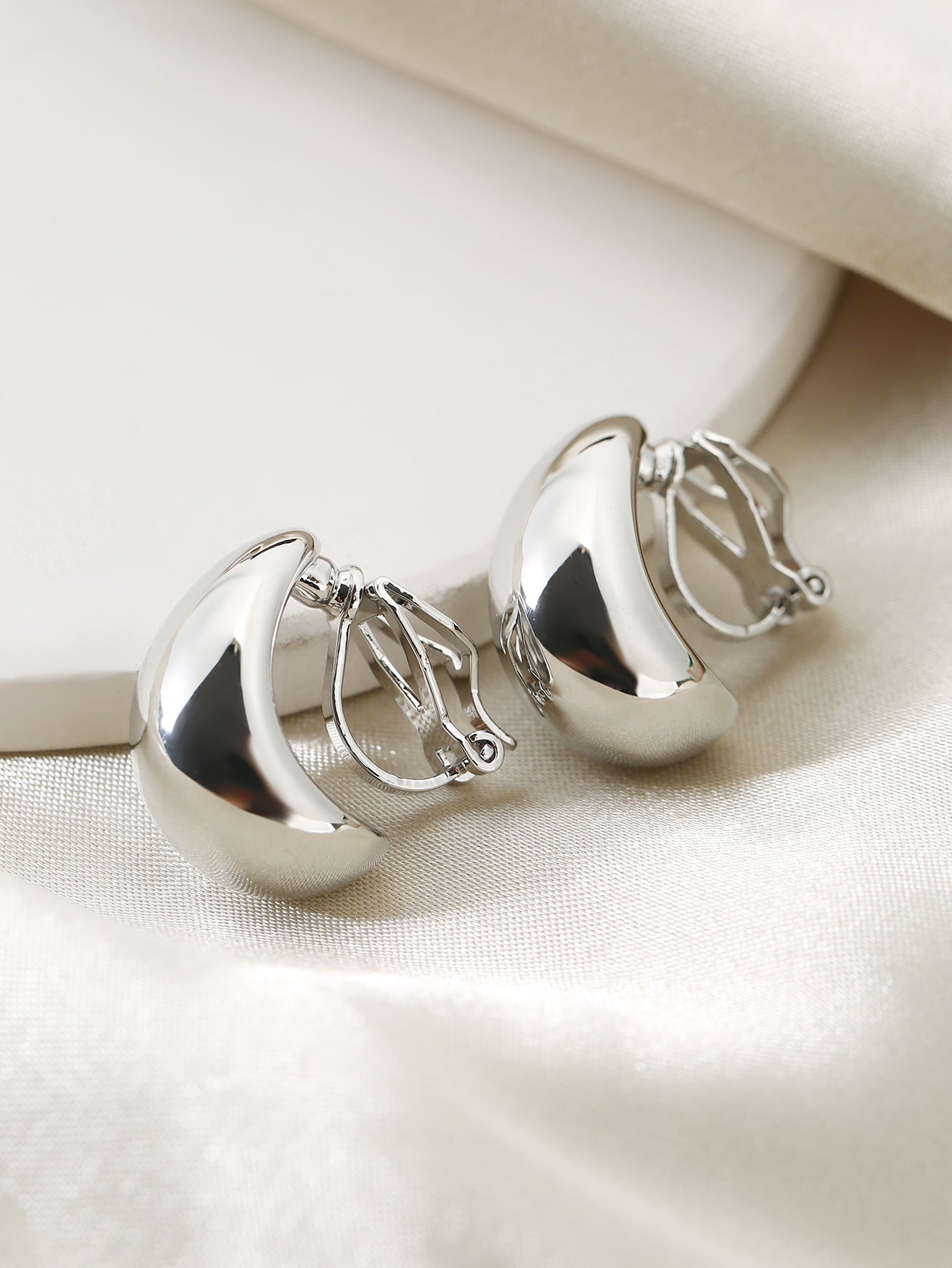 French-style Minimalist Luxury Waterdrop-shaped Ear Clips, No Piercing Required, High-end Aesthetic
